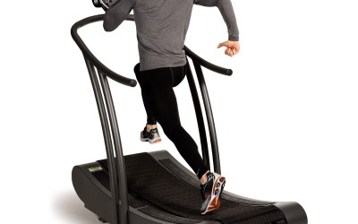 Běh submaximální intenzitou a energetický výdej na nemotorizovaném běžeckém pásu